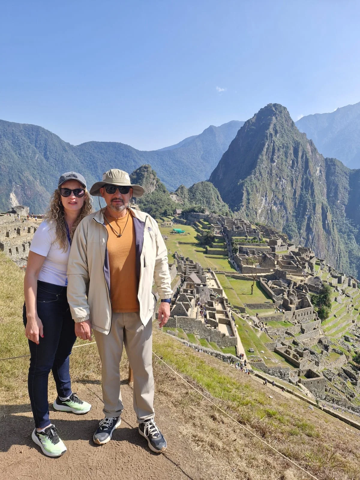 Clientes da Monde Travel em Machu Picchu durante viagem ao Peru