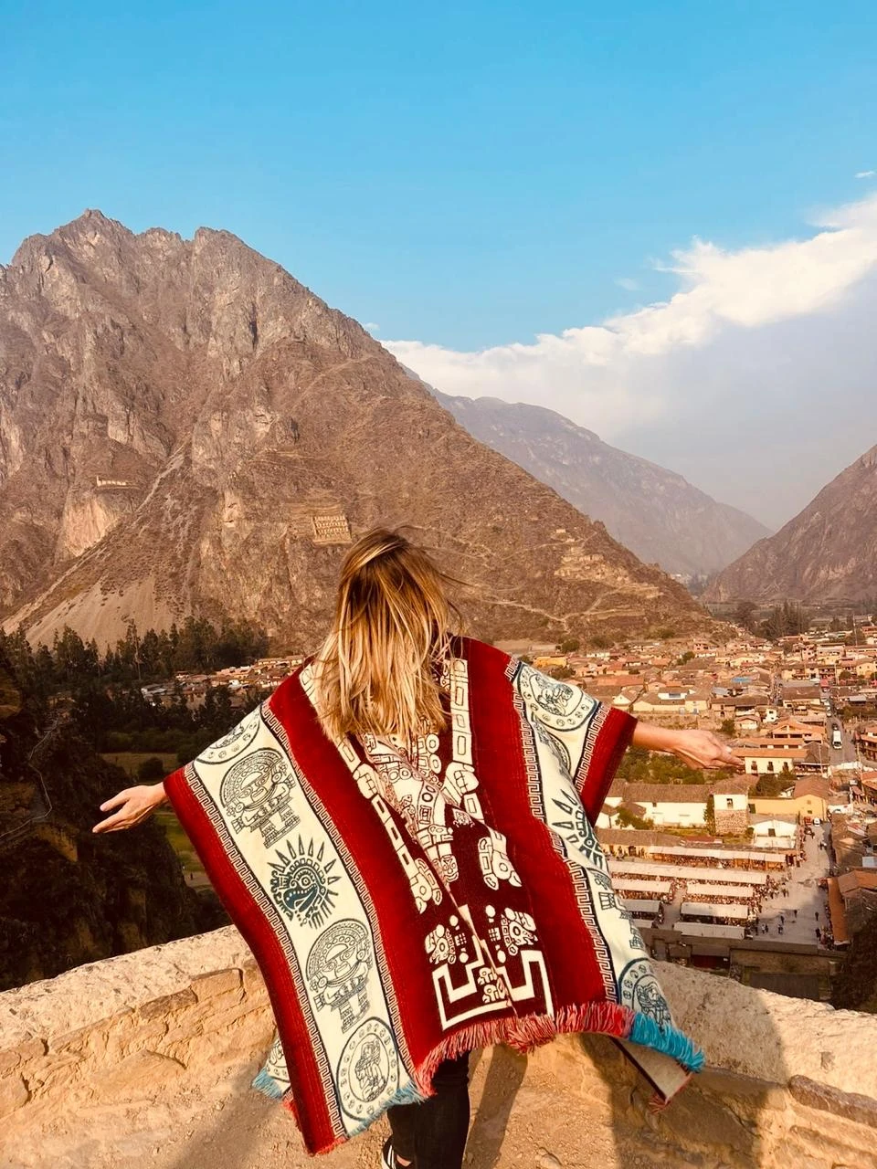 Viajante no Vale Sagrado dos Incas durante roteiro no Peru