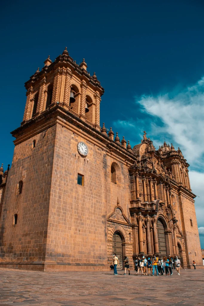 Fachada da Catedral de Cusco sob o céu azul no centro histórico da cidade