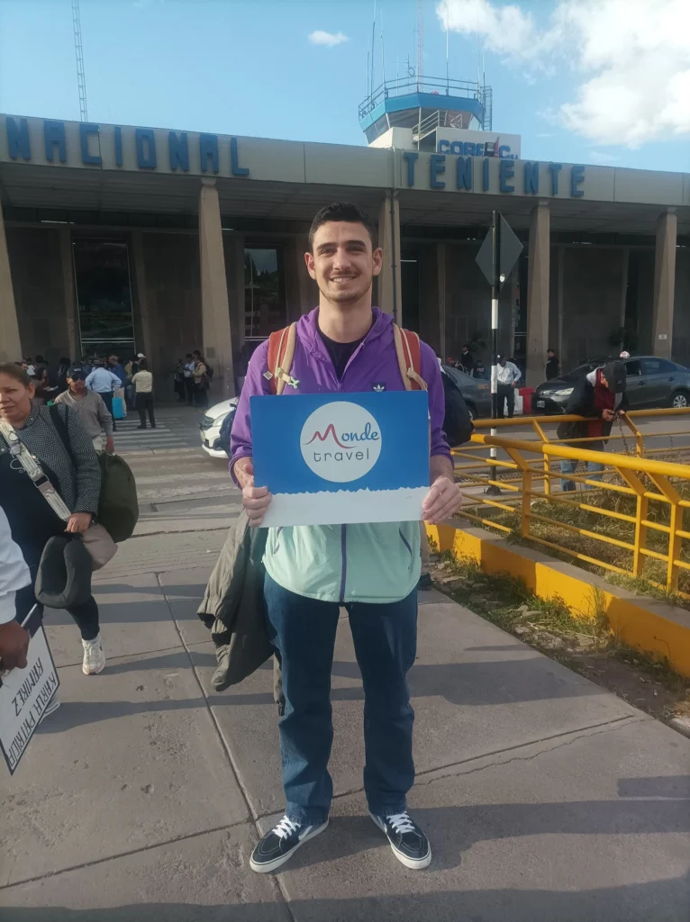 Passageiro recebido no Aeroporto Internacional de Cusco no início da viagem com a Monde Travel.