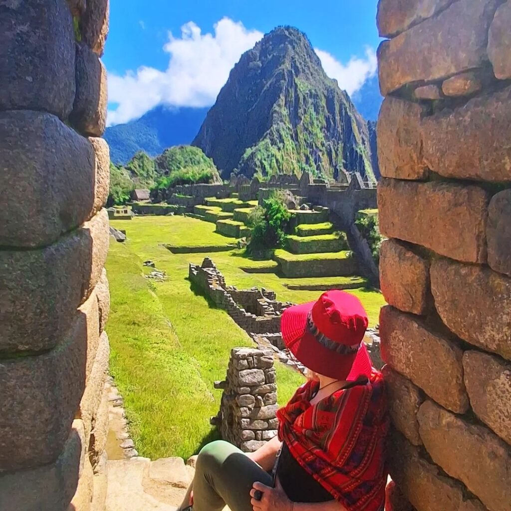 Viajante da Monde Travel contemplando Machu Picchu com Huayna Picchu ao fundo