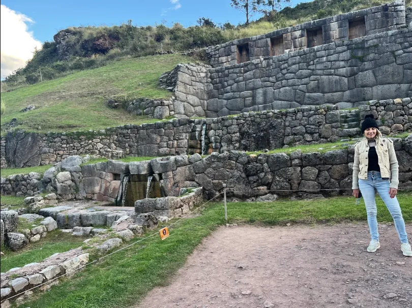 Viajante da Monde Travel diante das fontes e construções incas de Tambomachay