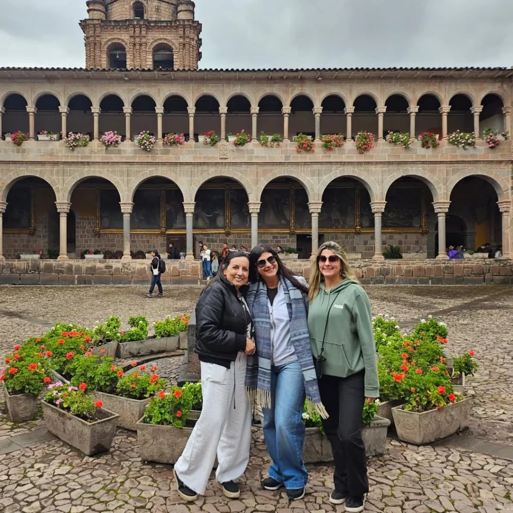 Três viajantes da Monde Travel no pátio do Qoricancha, em Cusco
