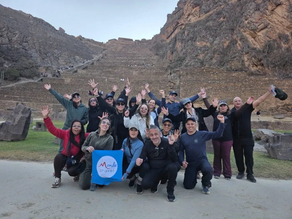 Grupo de viajantes da Monde Travel em frente aos terraços arqueológicos de Ollantaytambo