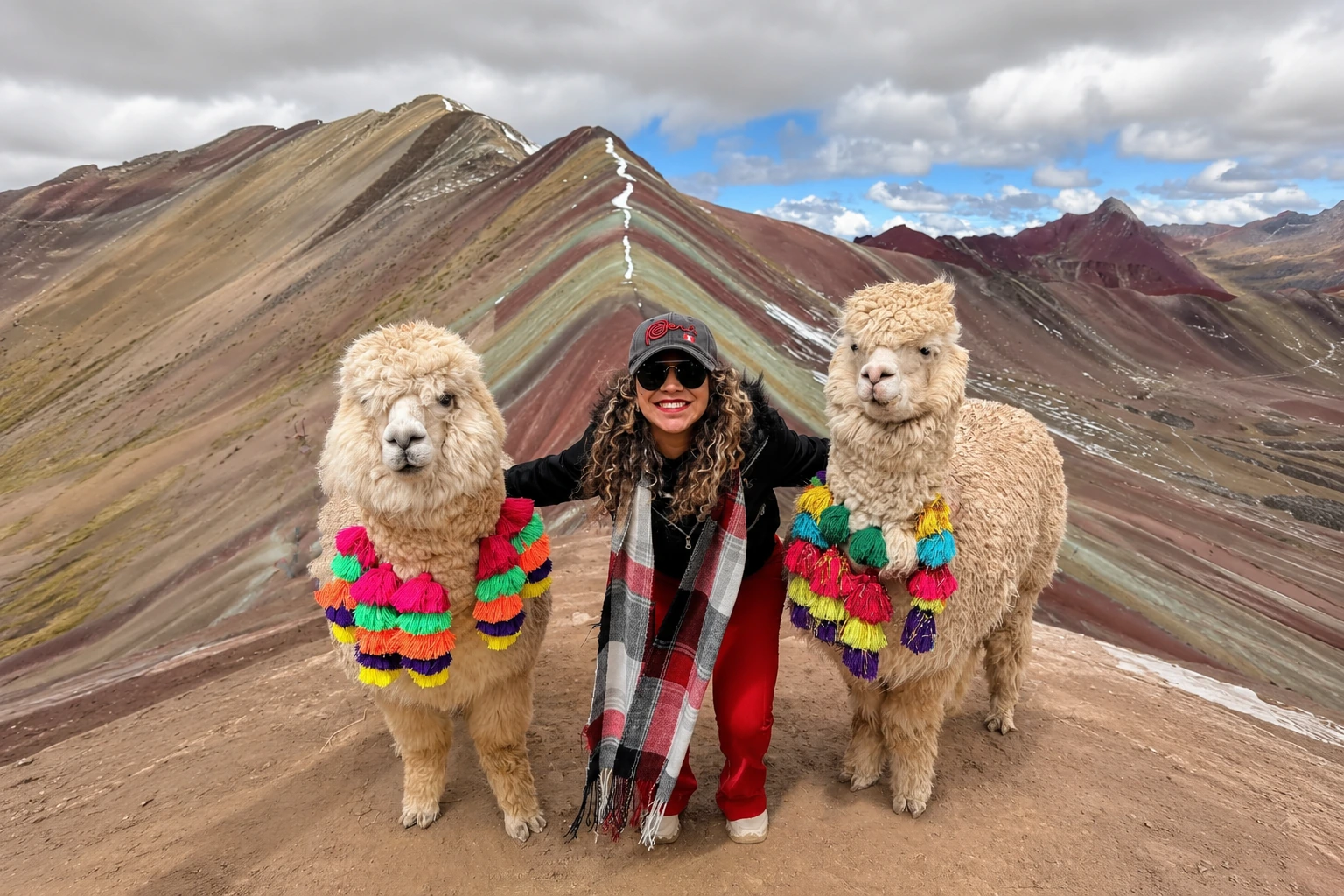 Viajante com alpacas na Montanha Colorida Vinicunca durante roteiro para Machu Picchu no Peru