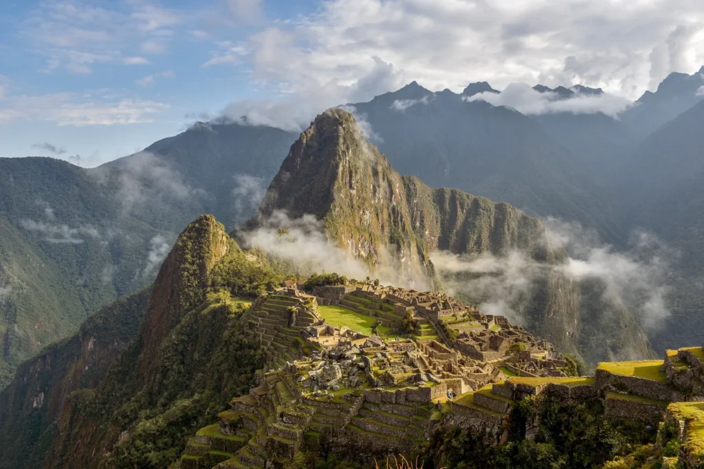 Vista panorâmica da cidadela de Machu Picchu com a montanha Huayna Picchu ao fundo