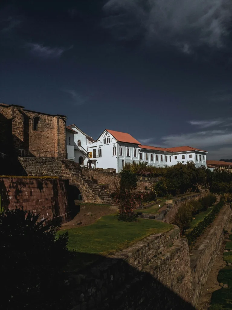 Qoricancha e Convento de Santo Domingo vistos sobre antigas muralhas incas em Cusco