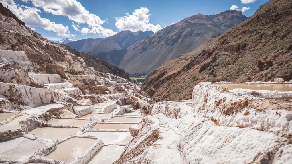 Salineras de Maras entre as montanhas de Cusco, no Peru