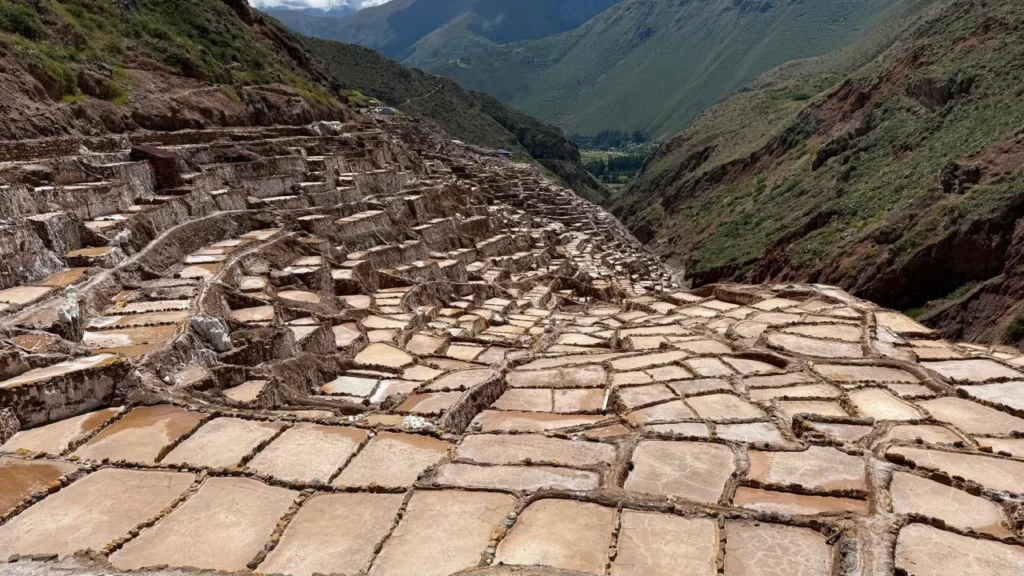 Vista panorâmica das Salineras de Maras no Vale Sagrado, próximo a Cusco, no Peru
