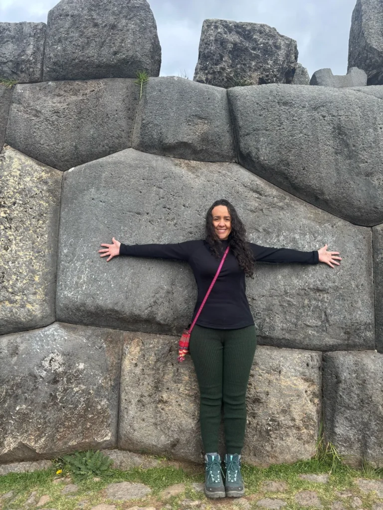 Cliente da Monde Travel em Sacsayhuamán durante o City Tour Arqueológico de Cusco, Peru
